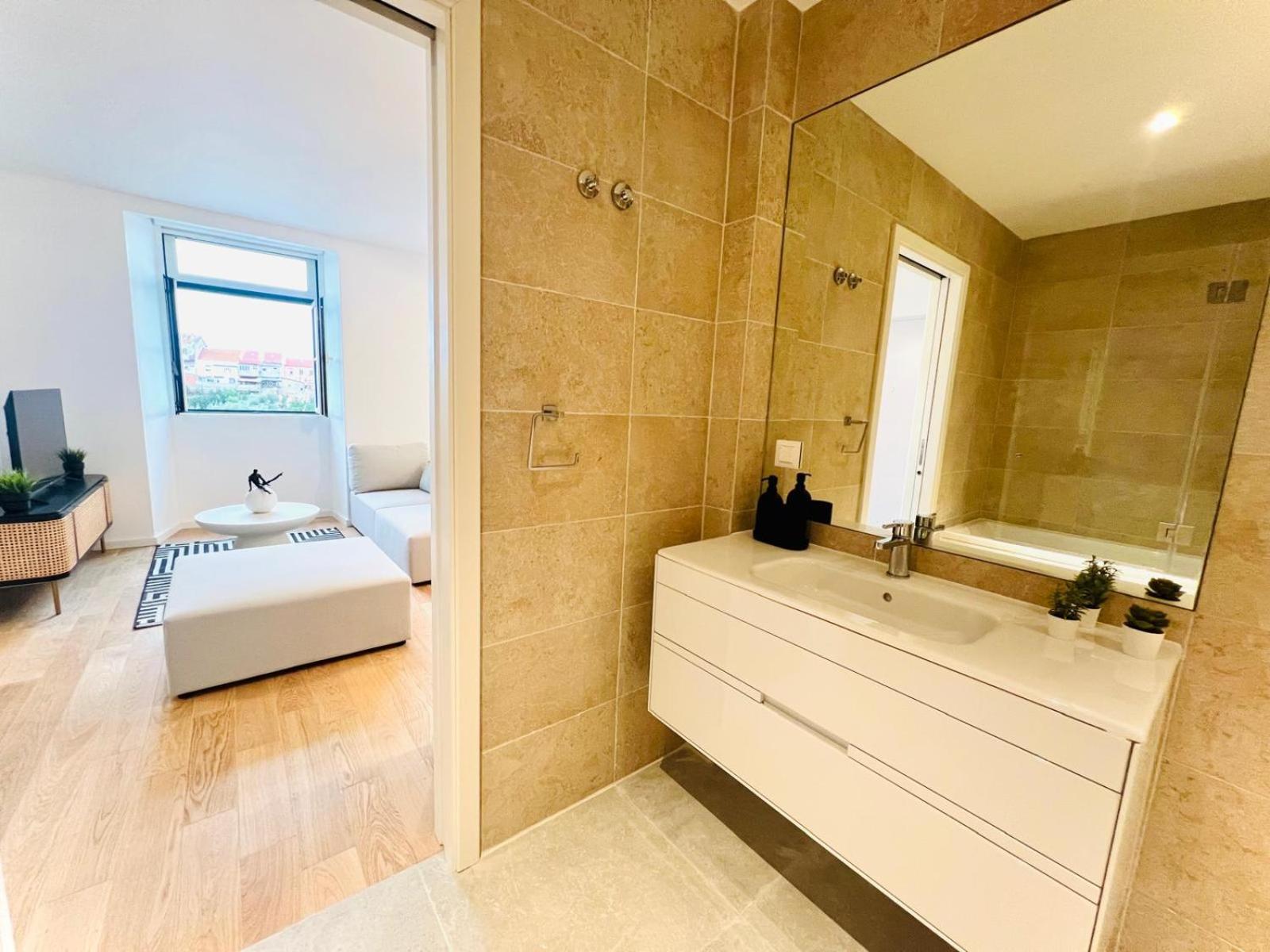 Lisbon Pink House II Beautiful 2 Bedroom Flat In City Center ภายนอก รูปภาพ